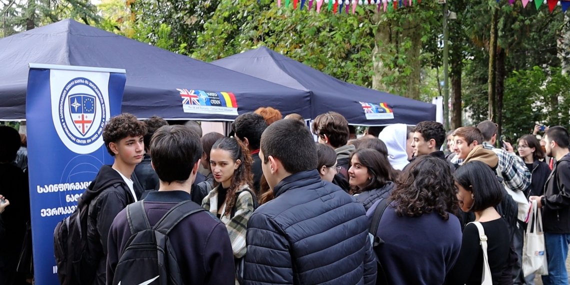 ქუთაისში, ბრიტანეთის და რუმინეთის საელჩოებმა ერთობლივი ღონისძიება – “ნატო-ს მოძრავი საელჩო” გამართეს