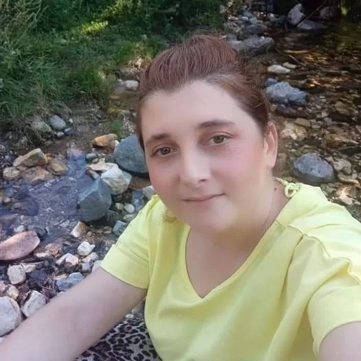 “ორი პატარა გოგო, როგორ გაიმეტე და დააობლე” – გარდაცვლილ ახალგაზრდა ქალს გლოვობენ