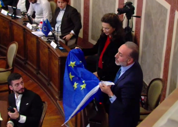 ეს ისტორიული დღეც სწორედ PR ტექნოლოგიური მიზნებისთვის არის გამოყენებული – “საქართველოსთვის” წევრებმა საკრებულოს სხდომა პროტესტის ნიშნად დატოვეს