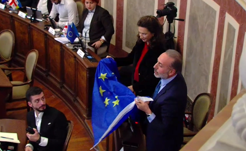 ეს ისტორიული დღეც სწორედ PR ტექნოლოგიური მიზნებისთვის არის გამოყენებული – “საქართველოსთვის” წევრებმა საკრებულოს სხდომა პროტესტის ნიშნად დატოვეს