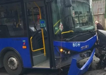 ბათუმში მუნიციპალურ ავტობუსს მსუბუქი ავტომანქანა დაეჯახა