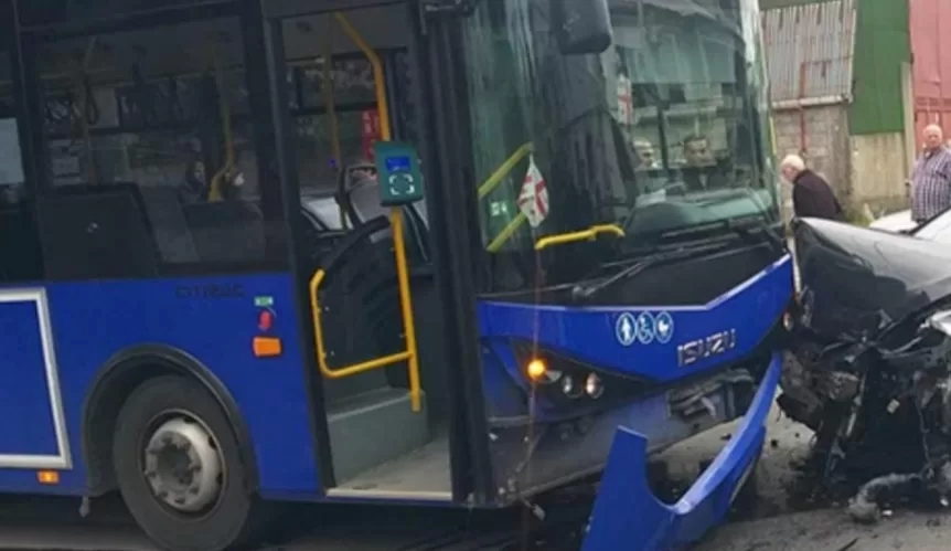 ბათუმში მუნიციპალურ ავტობუსს მსუბუქი ავტომანქანა დაეჯახა