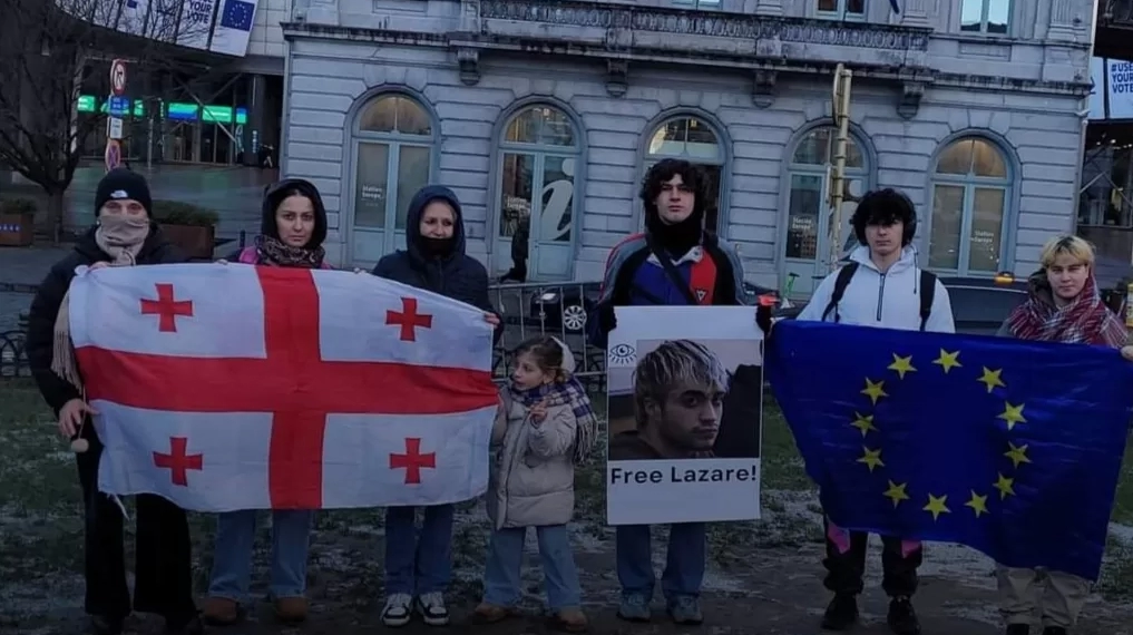 მოქალაქეები ლაზარეს მხარდასაჭერად პარლამენტის წინ შეიკრიბნენ