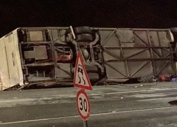 დაიღუპა 9 ადამიანი,თურქეთში სამგზავრო ავტობუსი ამობრუნდა