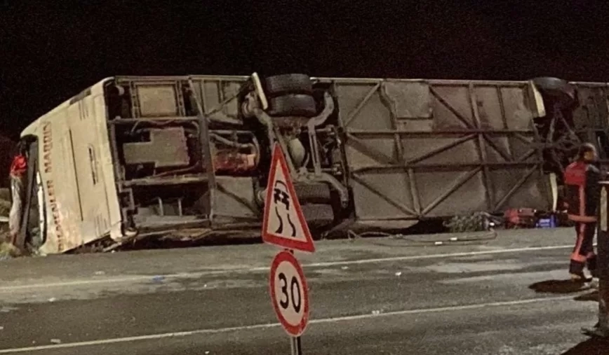 დაიღუპა 9 ადამიანი,თურქეთში სამგზავრო ავტობუსი ამობრუნდა