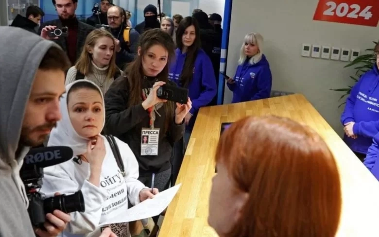 პუტინის საარჩევნო შტაბბინაში მობილიზებულთა ცოლები მივიდნენ და ქმრების სახლში დაბრუნება მოითხოვეს