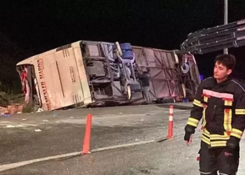 თურქეთში სამგზავრო ავტობუსი ამობრუნდა