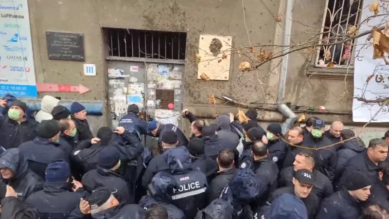 ხმაურიანი გამოსახლება კეკელიძეზე