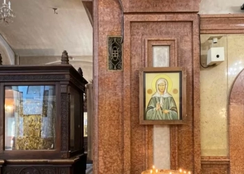 სამების საკათედრო ტაძარში მატრონას ხატი, რომელზეც სტალინიც იყო გამოსახული, აღარ კიდია