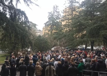 რესპუბლიკურ საავადმყოფოსთან მედიკოსებმა აქცია გამართეს