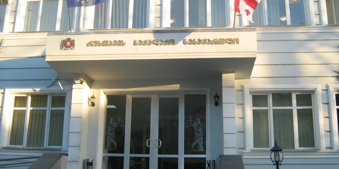 რუსთავის საქალაქო სასამართლოში, 14 წლის აითაჯ შახმაროვას მკვლელობის საქმეზე, არასრულწლოვნის დედისა და ბიძის პროცესი მიმდინარეობს