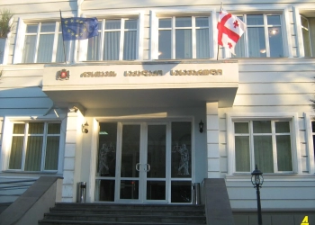 რუსთავის საქალაქო სასამართლოში, 14 წლის აითაჯ შახმაროვას მკვლელობის საქმეზე, არასრულწლოვნის დედისა და ბიძის პროცესი მიმდინარეობს