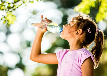 პლასტმასის ბოთლებში ჩამოსხმულ წყალში ნანოპლასტმასას მაღალი შემცველობა აღმოაჩინეს, რომელსაც უჯრედებსა და სისხლში შეღწევა შეუძლია