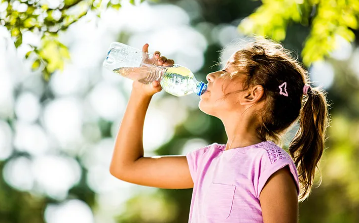 პლასტმასის ბოთლებში ჩამოსხმულ წყალში ნანოპლასტმასას მაღალი შემცველობა აღმოაჩინეს, რომელსაც უჯრედებსა და სისხლში შეღწევა შეუძლია