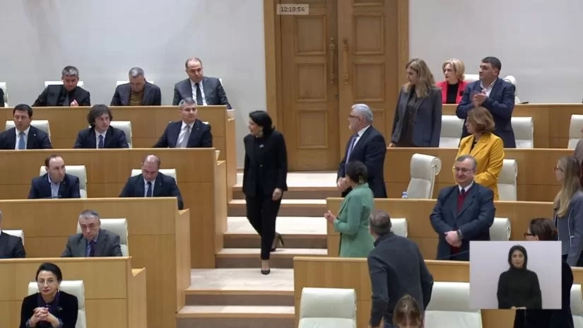 პრეზიდენტს “ქართული ოცნება” ფეხზე არ წამოუდგა