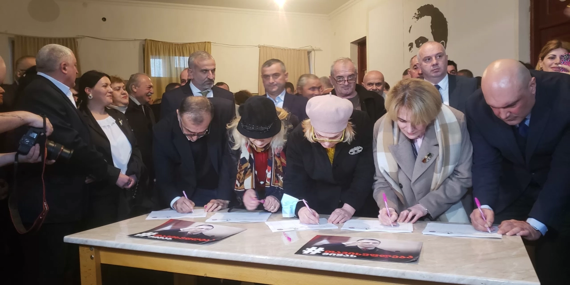 მიხეილ სააკაშვილის გათავისუფლების მოთხოვნით ქუთაისში ხელმოწერები შეგროვდა