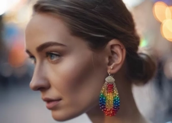 რუსეთში დააპატიმრეს ქალი, რომელსაც ცისარტყელას ფერებში საყურეები ეკეთა