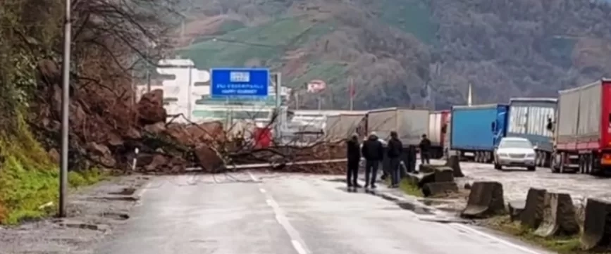 სარფში შესასვლელი გზა გადაკეტილია