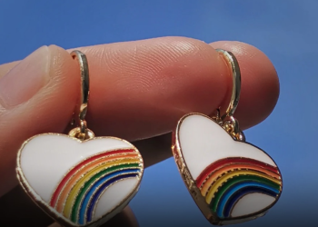 რუსეთში დააკავეს გოგონა, როლის საყურეზეც ცისარტყელა იყო გამოსახული