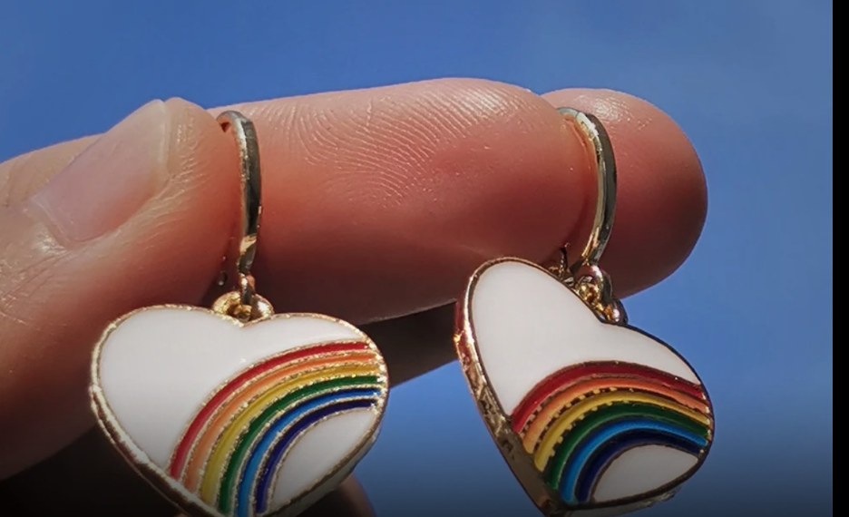 რუსეთში დააკავეს გოგონა, როლის საყურეზეც ცისარტყელა იყო გამოსახული