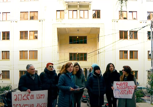 ხელოვანები პარლამენტში არ შეუშვეს