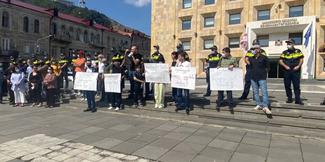 ახალი პრემიერის პირველი მთავრობის სხდომის პარალელურად კანცელარიასთან საპროტესტო აქცია იმართება