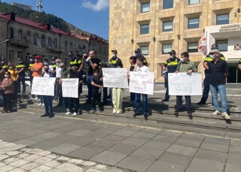 ახალი პრემიერის პირველი მთავრობის სხდომის პარალელურად კანცელარიასთან საპროტესტო აქცია იმართება