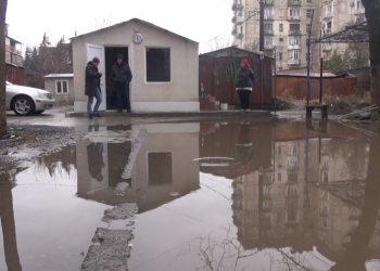 ხო უნდა წავიდეს სკოლაში ბავშვი? ვერ გადიან – რა მდგომარეობაა ქუთაისში, თაბუკაშვილის ქუჩაზე