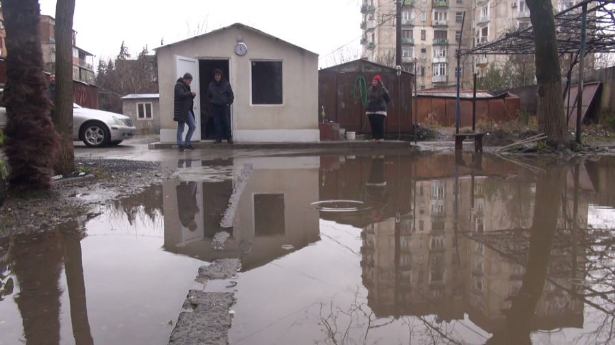 ხო უნდა წავიდეს სკოლაში ბავშვი? ვერ გადიან – რა მდგომარეობაა ქუთაისში, თაბუკაშვილის ქუჩაზე