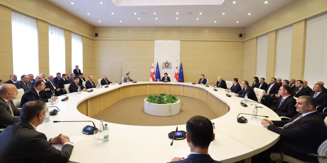 პრემიერი რეგიონებში სახელმწიფო რწმუნებულებს და მუნიციპალიტეტების მერებს შეხვდა