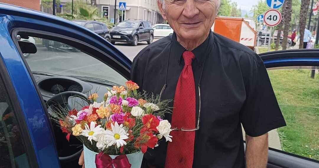 88 წლის ,,ბიჭმა”,ეს ყვავილები, თავის 72 წლის ,,გოგოს” მიართვა-ფოტოამბავი ხონიდან