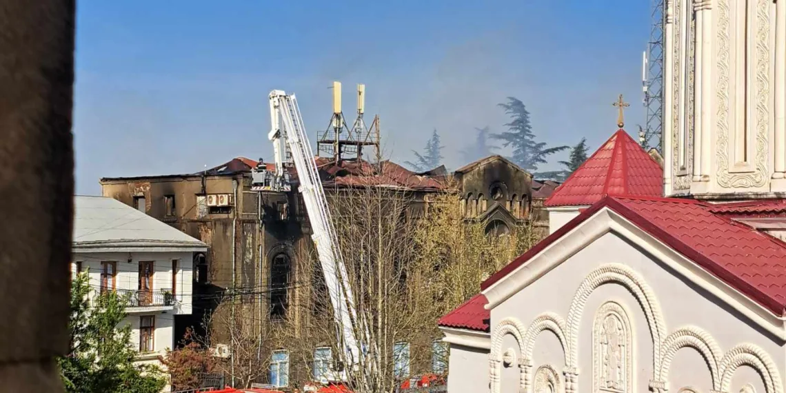 ქუთაისში ფოსტის შენობაში ხანძარია