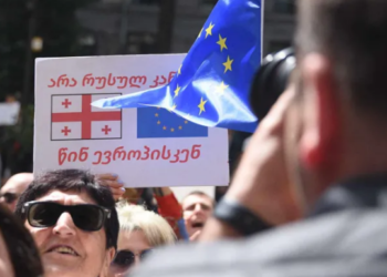 „რუსებო”, მონებო”, „გაიწვიეთ კანონი”- პარლამენტთან საპროტესტო აქცია დაიწყო