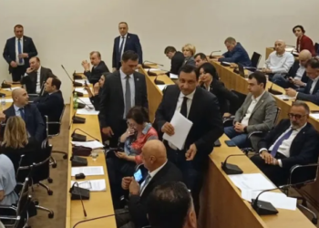 იურიდიული კომიტეტის სხდომიდან 7 ოპოზიციონერი დეპუტატი გააძევეს