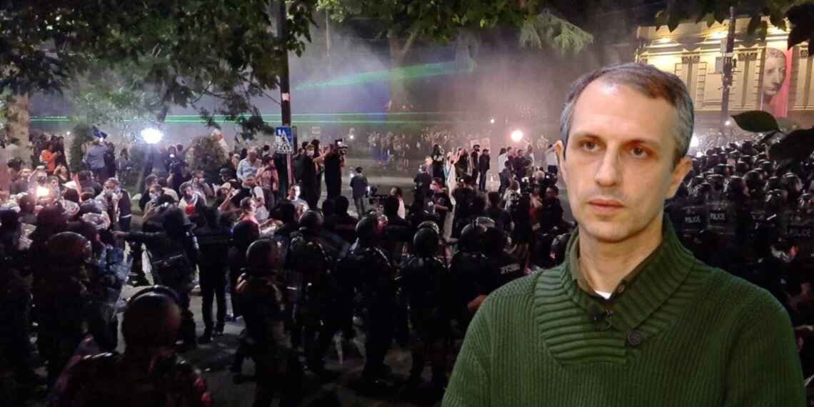 მეორე პოლიციელმა პირდაპირ სახეში გამარტყა მუშტი-რას წერს ვახტანგ კობალაძე