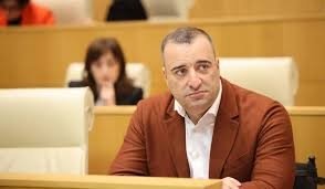 ჯერემი მაკბრაიდი გირგვლიანის და ვალერი გელაშვილის ცემის საქმეებზე იცავდა სააკაშვილს-რატი იონათამიშვილი