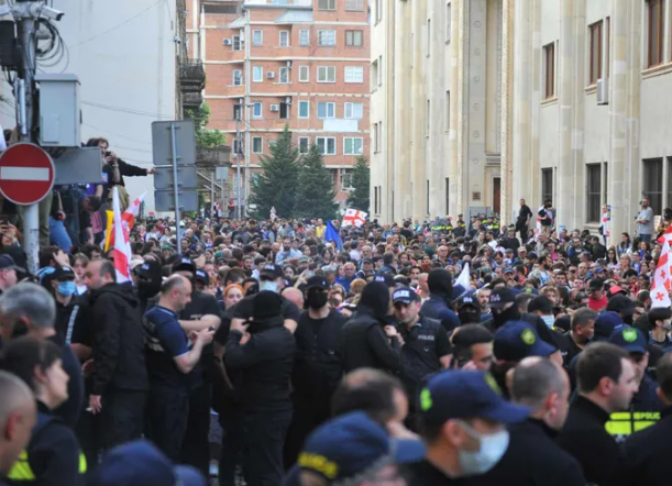“მონებო”, “მოღალატეებო”, “სირცხვილია” – შეძახილები პარლამენტთან ვეტოს დაძლევისას