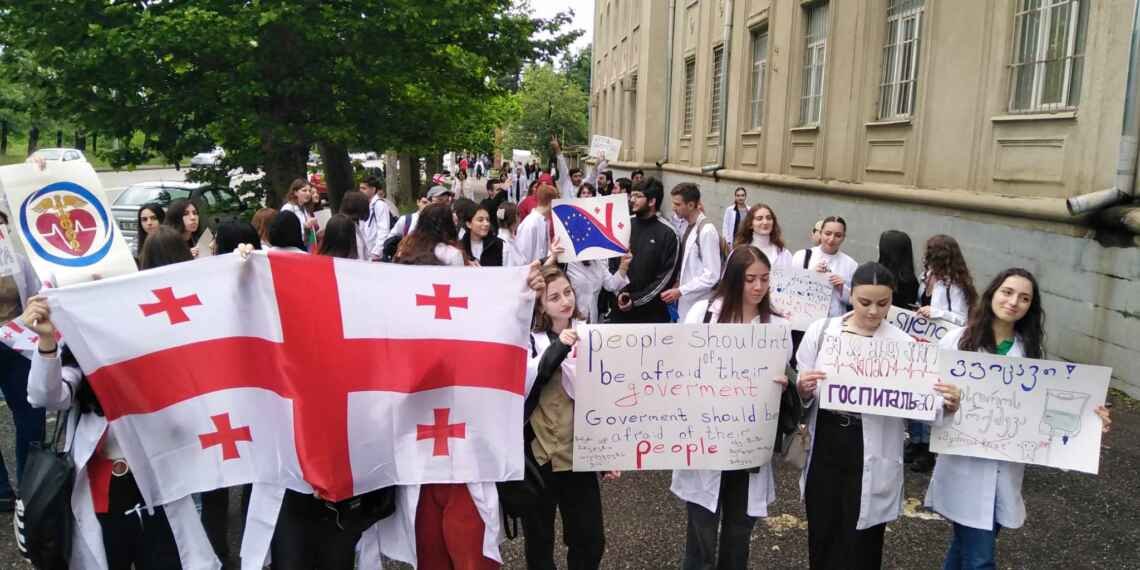 თქვენთვის აჯობებს მალე გაიწვიოთ კანონი – აწსუ-ის სტუდენტების პროტესტი