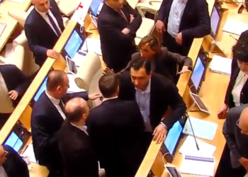 პარლამენტში დაპირისპირებაა