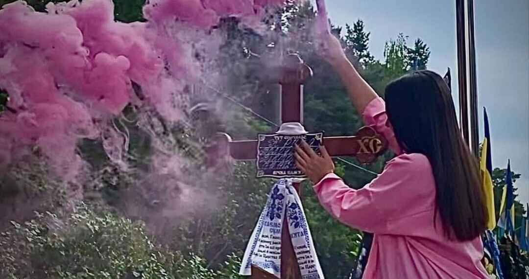 ომში დაღუპული უკრაინელი ჯარისკაცის ცოლი  ქმრის საფლავზე მომავალი შვილის სქესის გასარკვევად მივიდა