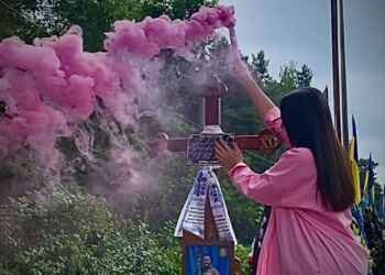 ომში დაღუპული უკრაინელი ჯარისკაცის ცოლი  ქმრის საფლავზე მომავალი შვილის სქესის გასარკვევად მივიდა