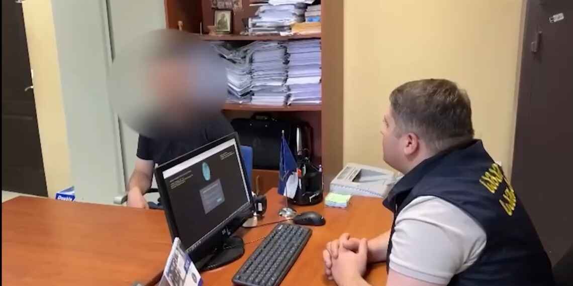 დაარწმუნა თითქოს შეეძლო მსჯავრდებულის ვადამდე ადრე გათავისუფლება