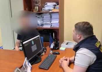 დაარწმუნა თითქოს შეეძლო მსჯავრდებულის ვადამდე ადრე გათავისუფლება