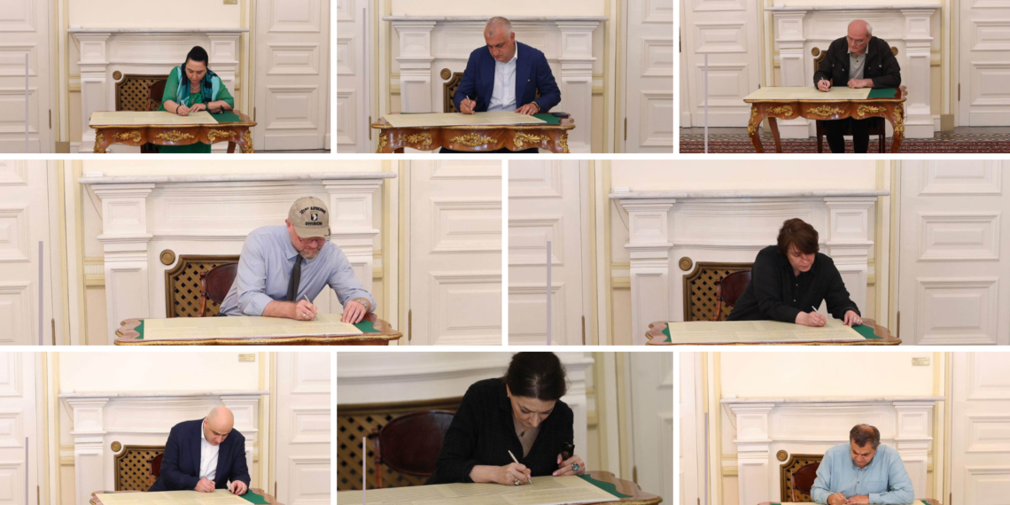 ოპოზიციური პარტიების ნაწილმა პრეზიდენტის “ქართულ ქარტიას” ხელი მოაწერეს