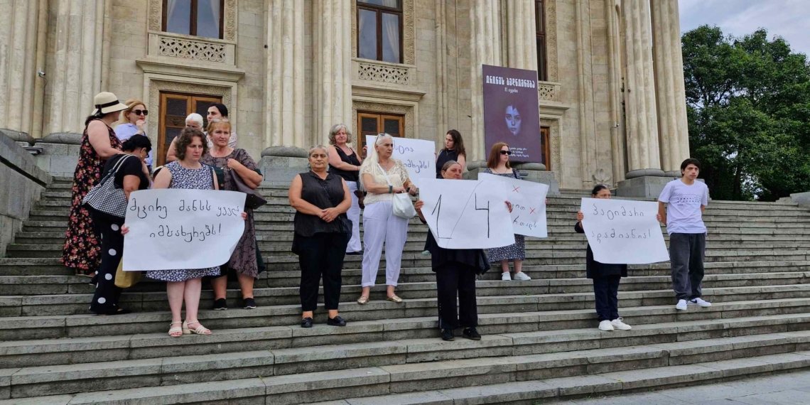,,პატიმარი ადამიანია!” – ქუთაისში პატიმარის ოჯახის წევრებმა აქცია გამართეს