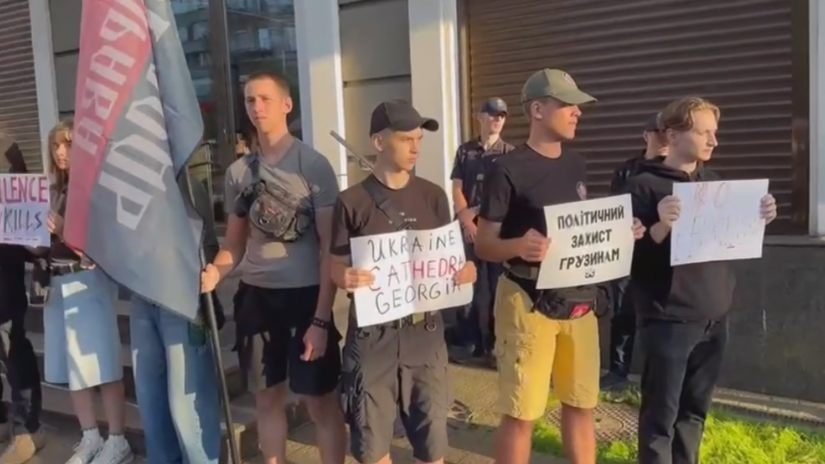 კიევში, საქართველოს საელჩოსთან უკრაინაში მებრძოლი ქართველების მხარდასაჭერი აქცია გაიმართა