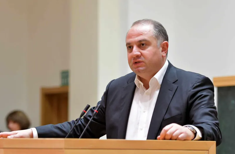 თავდაცვის სფეროში თანხების გამოყოფის შეჩერებაზე აშშ და EU გადაწყვეტილებებს “გადახედავენ”-ჩიქოვანი