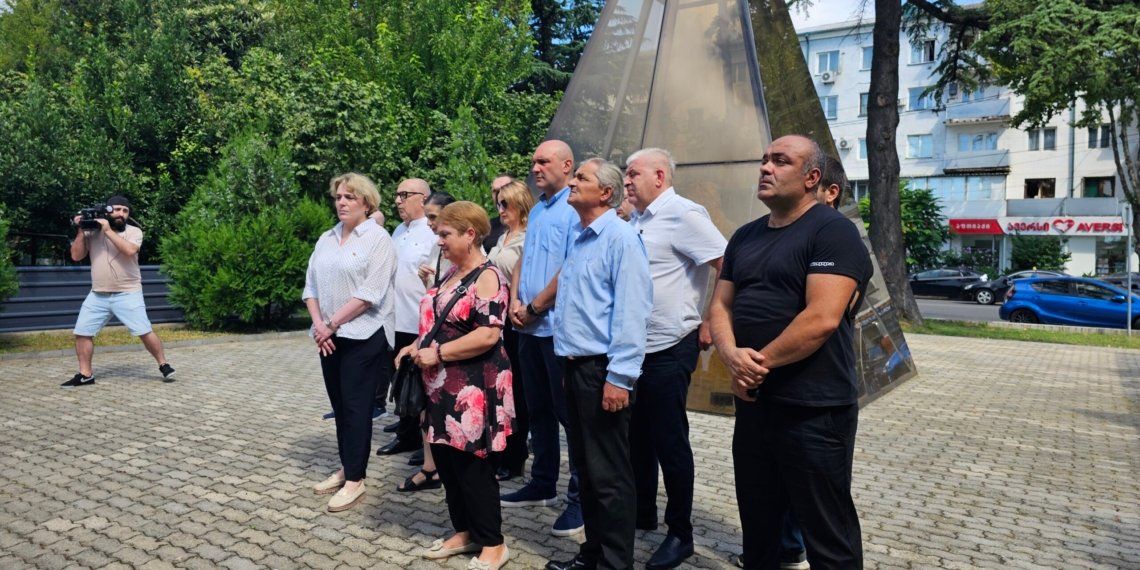 პლატფორმა “ერთიანობის” წევრებმა აგვისტოს ომის მემორიალი შეამკეს