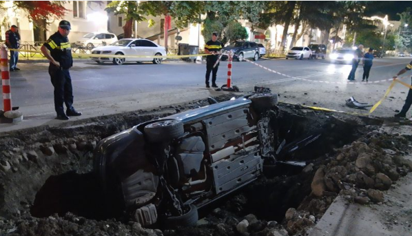 ავტომანქანა საავტომობილო გზაზე არსებულ თხრილში ჩავარდა