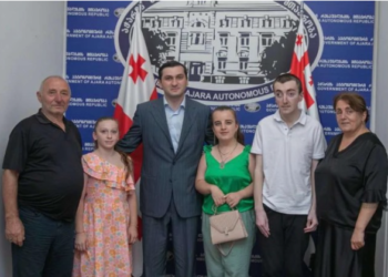თორნიკე რიჟვაძემ შინდისის გმირების ოჯახებს ბინები გადასცა